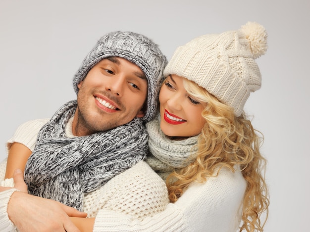 image lumineuse d'un couple de famille dans des vêtements d'hiver