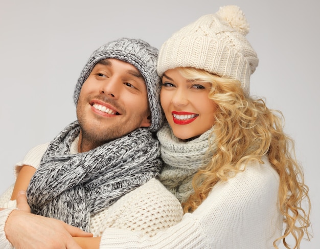 image lumineuse d'un couple de famille dans des vêtements d'hiver