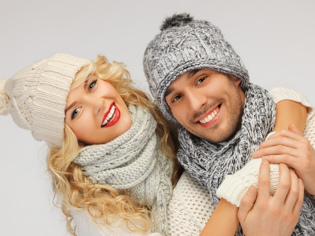 image lumineuse d'un couple de famille dans des vêtements d'hiver