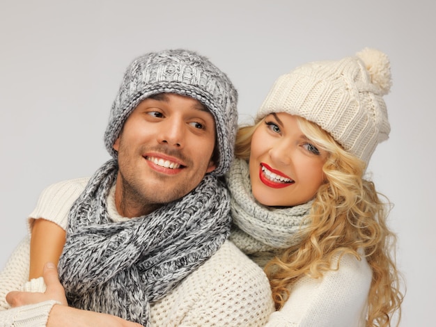 image lumineuse d'un couple de famille dans des vêtements d'hiver