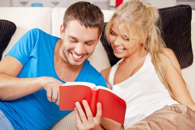 image lumineuse d'un couple heureux avec un livre (se concentrer sur l'homme)