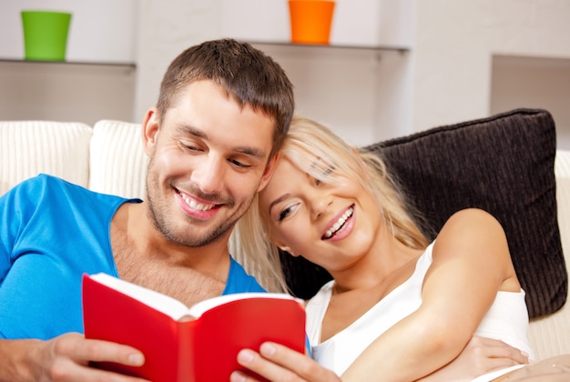 image lumineuse d'un couple heureux avec un livre
