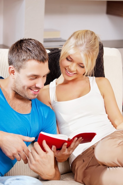 image lumineuse d'un couple heureux avec un livre