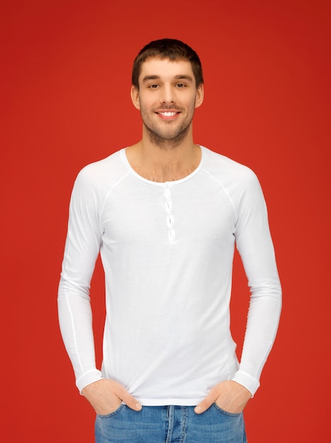 image lumineuse du bel homme en chemise blanche