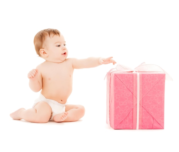 image lumineuse d'un enfant heureux avec une boîte-cadeau.