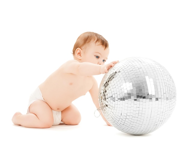 image lumineuse d'un enfant heureux jouant avec une boule disco