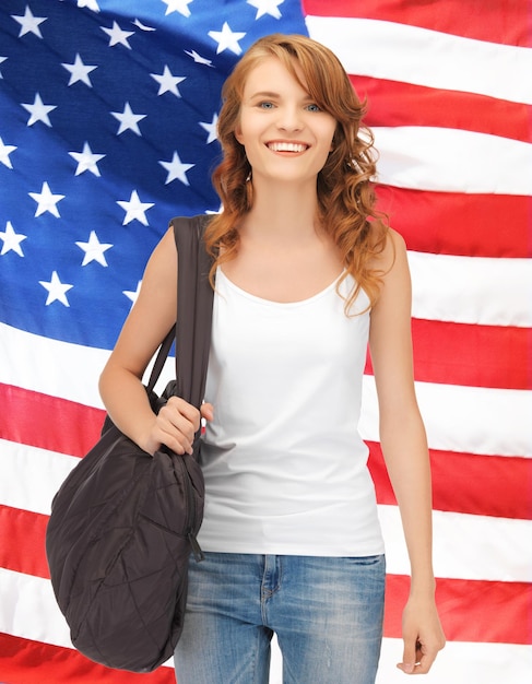 image lumineuse d'un étudiant en voyage avec un sac sur le drapeau américain