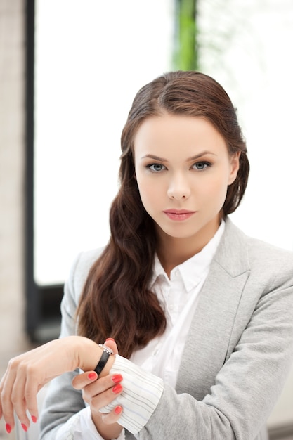 image lumineuse d'une femme d'affaires attrayante..