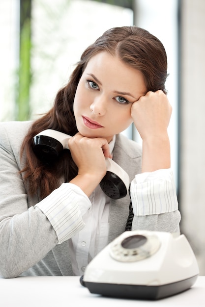 image lumineuse d'une femme d'affaires calme avec un téléphone