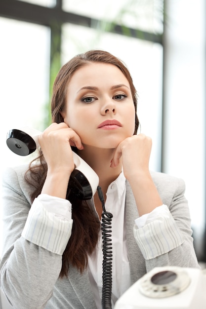 image lumineuse d'une femme d'affaires calme avec un téléphone