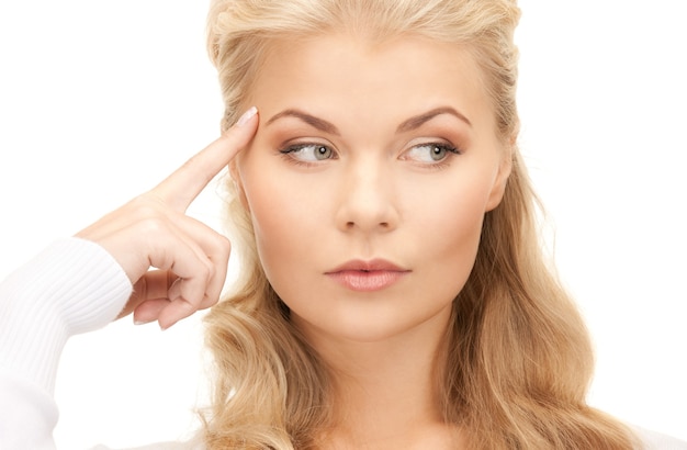 Photo image lumineuse d'une femme d'affaires pensive sur blanc