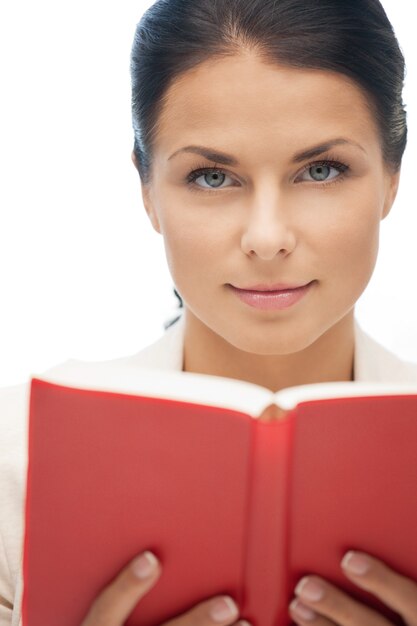 image lumineuse d'une femme calme et sérieuse avec un livre