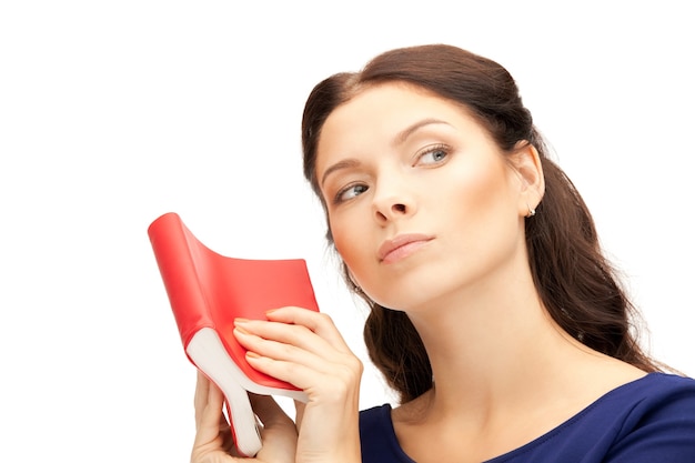 image lumineuse d'une femme calme et sérieuse avec un livre