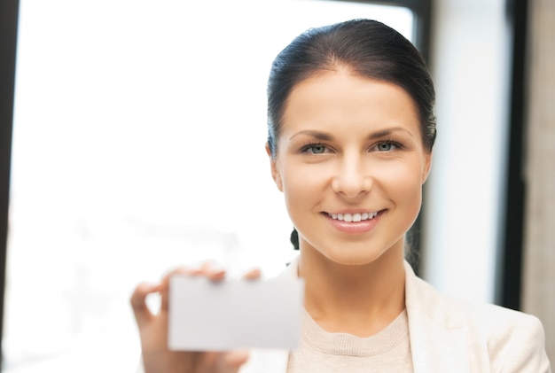 image lumineuse d'une femme confiante avec carte de visite