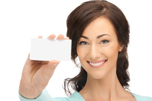 image lumineuse d'une femme confiante avec carte de visite