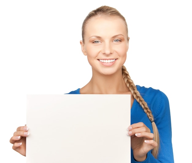 image lumineuse d'une femme confiante avec un tableau blanc