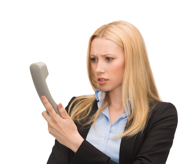 image lumineuse d'une femme confuse avec un téléphone