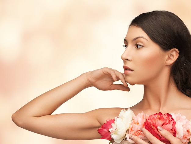 image lumineuse d'une femme détendue avec des fleurs.