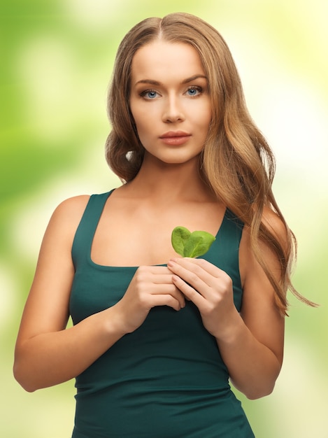 image lumineuse de femme avec des feuilles d'épinards