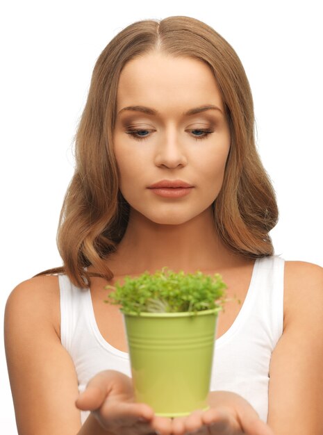 image lumineuse de femme avec de l'herbe verte en pot