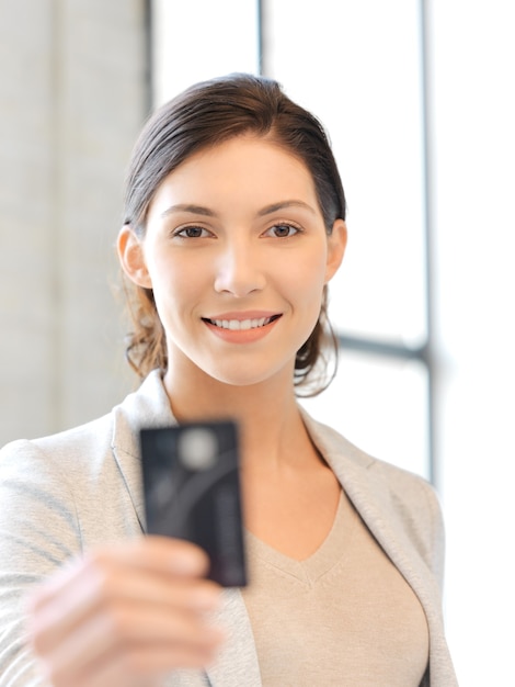 image lumineuse d'une femme heureuse avec carte de crédit