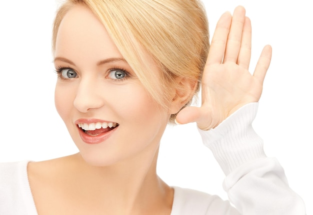 image lumineuse d'une femme heureuse écoutant des potins