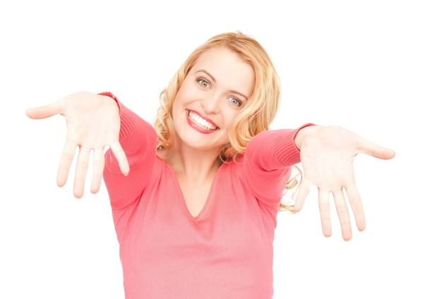 image lumineuse d'une femme heureuse montrant ses paumes