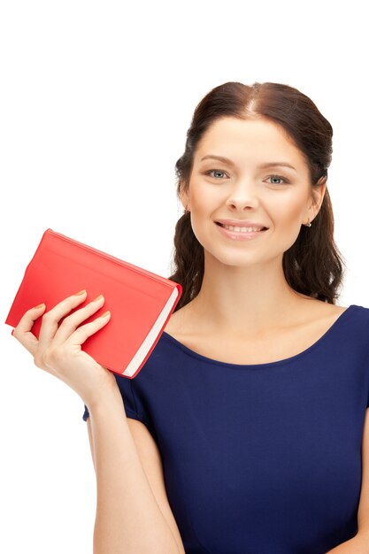 image lumineuse d'une femme heureuse et souriante avec un livre