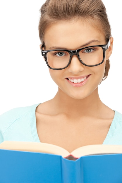 image lumineuse d'une femme heureuse et souriante avec un livre