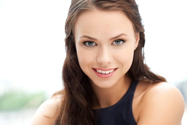 image lumineuse d'une femme heureuse et souriante