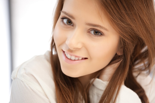 image lumineuse d'une femme heureuse et souriante