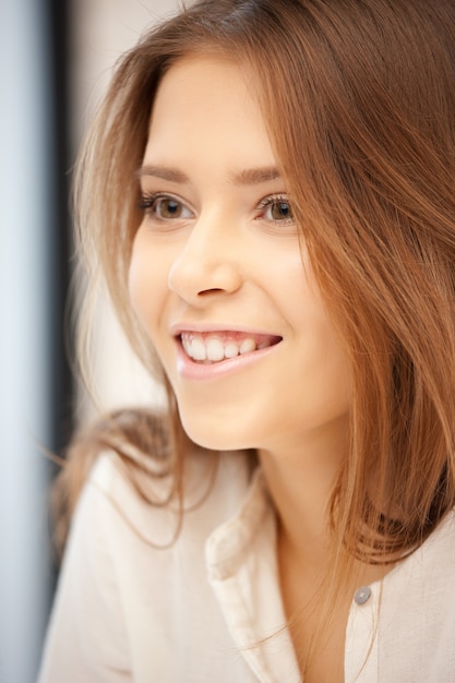 image lumineuse d'une femme heureuse et souriante