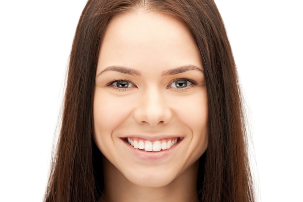 image lumineuse d'une femme heureuse et souriante