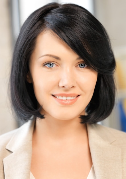 image lumineuse d'une femme heureuse et souriante