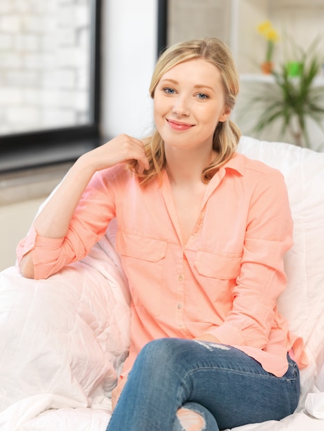 image lumineuse d'une femme heureuse et souriante