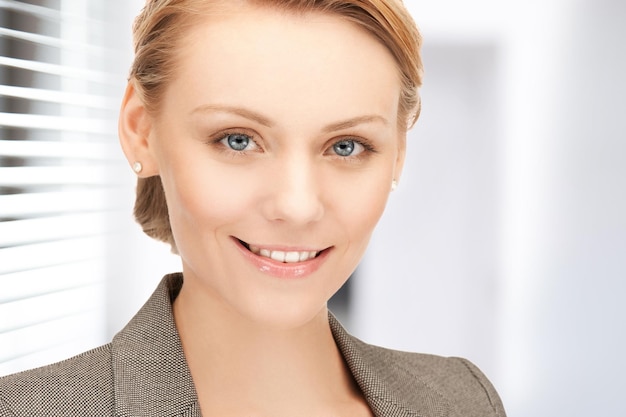 image lumineuse d'une femme heureuse et souriante