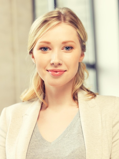 image lumineuse d'une femme heureuse et souriante