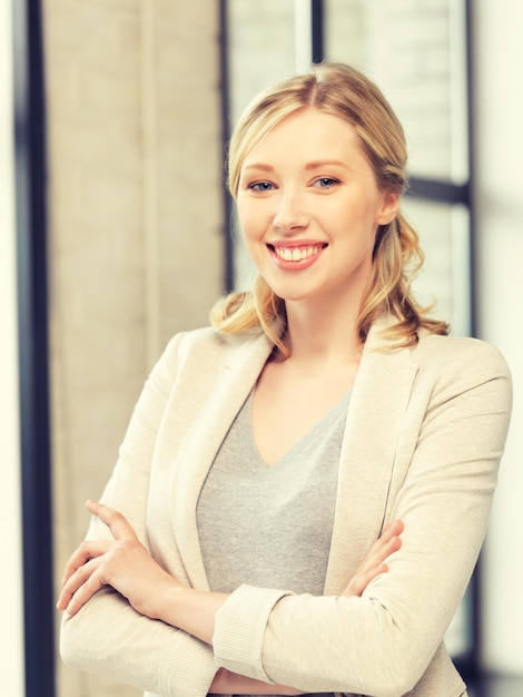 image lumineuse d'une femme heureuse et souriante