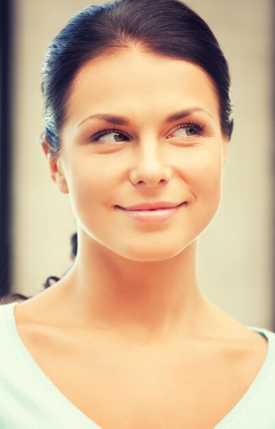 image lumineuse d'une femme heureuse et souriante