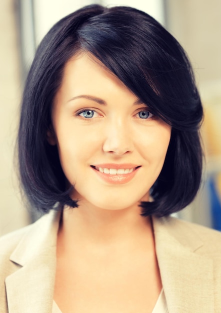 image lumineuse d'une femme heureuse et souriante