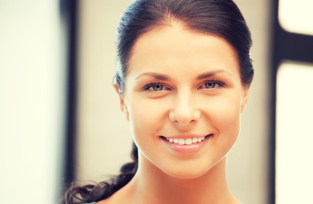 image lumineuse d'une femme heureuse et souriante