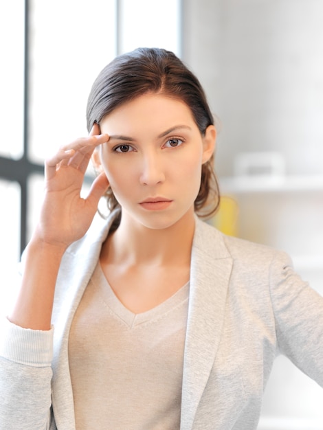 image lumineuse d'une femme malheureuse sur blanc