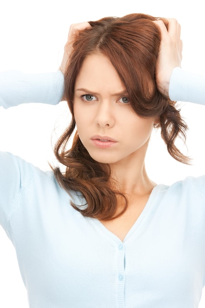 image lumineuse d'une femme malheureuse sur blanc