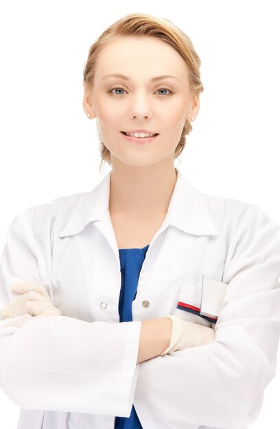 image lumineuse d'une femme médecin souriante en uniforme