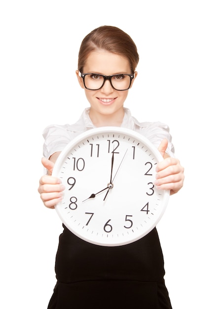 image lumineuse d'une femme tenant une grosse horloge