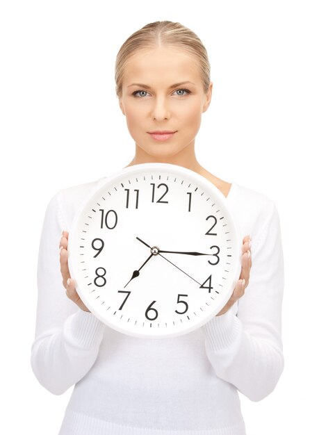 Photo image lumineuse d'une femme tenant une grosse horloge