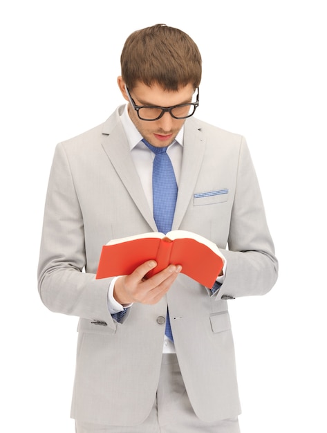 image lumineuse d'un homme calme et sérieux avec un livre