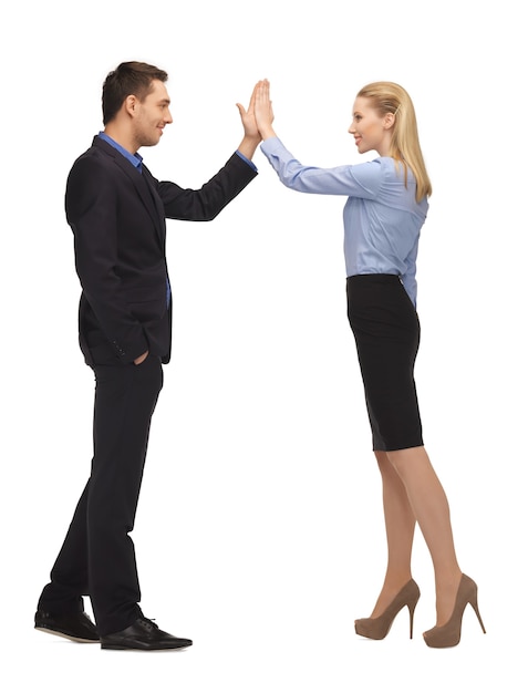 image lumineuse d'un homme et d'une femme donnant un high five.