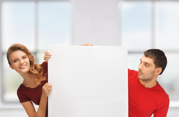 image lumineuse d'un homme et d'une femme avec un grand tableau blanc