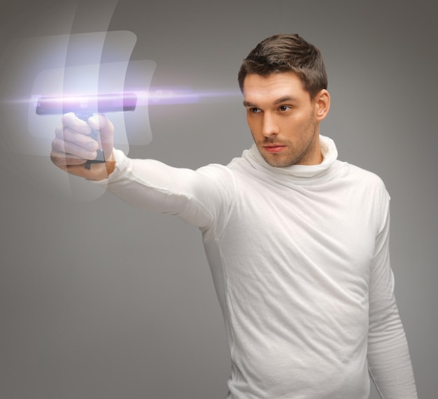 image lumineuse d'un homme futuriste avec un gadget